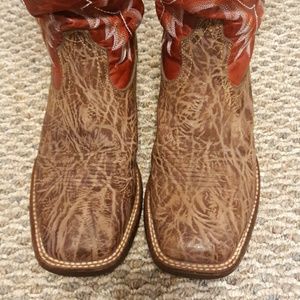 Rare Ariat 9.5D bullhide boots great condition